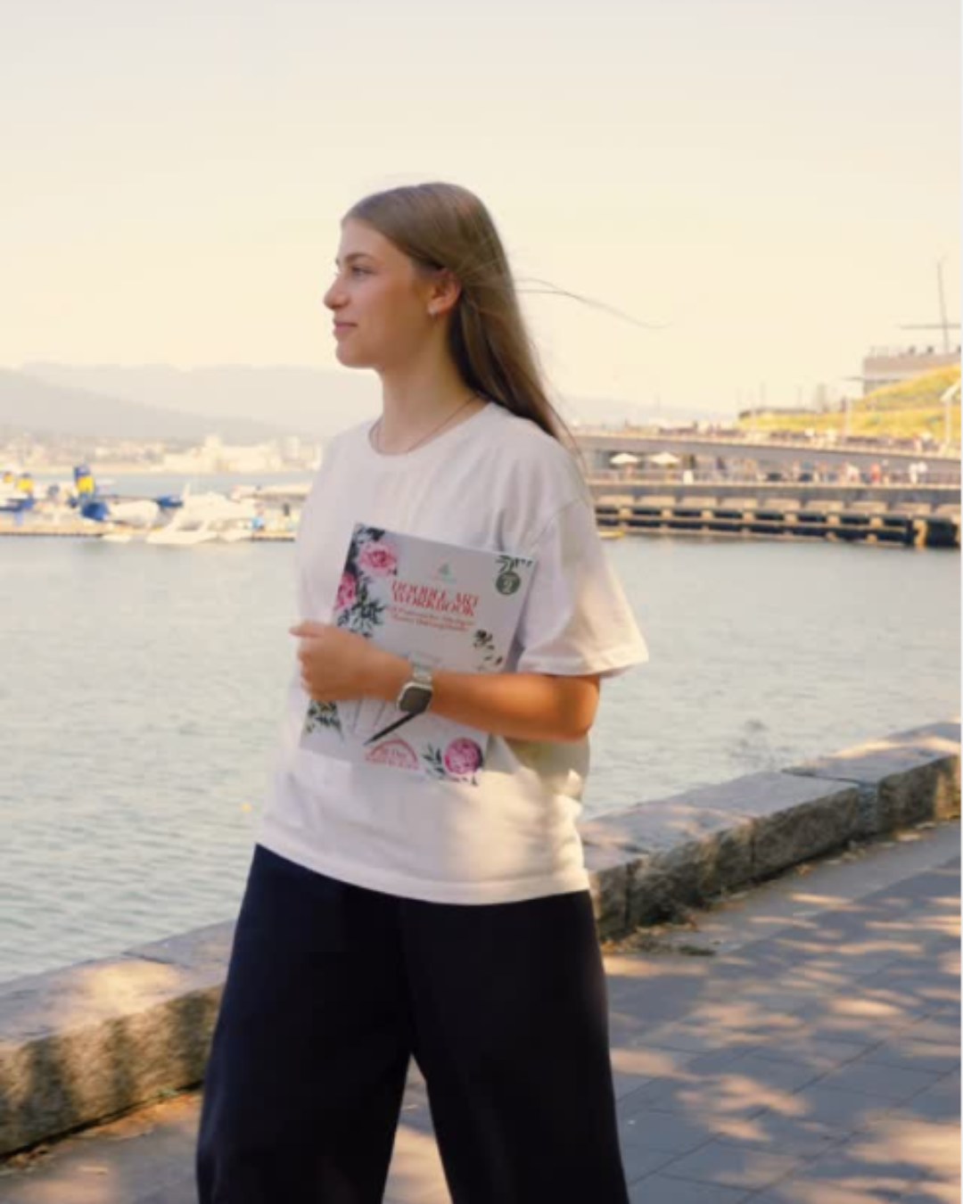 🌿📚 Creativity on the go, wherever you are ✨

Sometimes inspiration doesn’t come at a desk — it comes while standing by the water, feeling the breeze, and holding your favorite creative companion close. This peaceful moment shows how art and creativity can travel with you, turning everyday spaces into little pockets of inspiration. 💛

With a workbook in hand and the world in front of you, even a quiet walk becomes a chance to dream, reflect, and imagine new ideas. Creativity isn’t something you switch on — it’s something you carry. 🌊

Want to share your own creative moment?
1️⃣ Snap a photo of your workbook or doodle time
2️⃣ Tag @doodleartclub + #DoodleArtChallenge
3️⃣ Keep your profile public so we can feature you ✨

💬 Where do you love creating the most — at home, in a café, or outdoors?

#DoodleArtClub #DoodleArtChallenge #CreativeLifestyle #ArtEverywhere #MindfulMoments #SketchbookLife #CreativeFlow #ArtInDailyLife