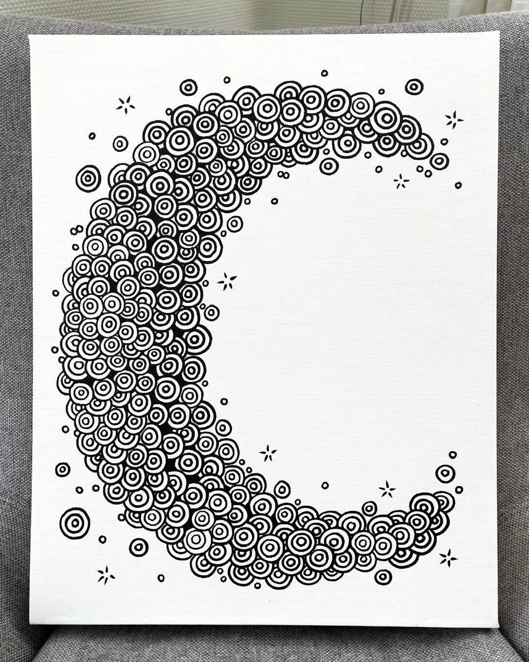 🌙✨ A Moon Made of Moments ✨🌙

This stunning piece by @liefsperla transforms simple circular patterns into a beautifully flowing crescent moon. Each tiny ring adds to the whole, creating depth, texture, and a sense of gentle movement — like the moon quietly glowing in a patterned night sky. 🖊️

Why this artwork stands out:

1️⃣ Circular repetition — hypnotic and soothing rhythm
2️⃣ Crescent composition — soft, flowing silhouette
3️⃣ Layered line work — builds depth and dimension
4️⃣ Minimal monochrome style — clean and timeless look
5️⃣ Calm celestial feel — peaceful and meditative energy

Art by: @liefsperla 🤍

#MoonArt #ZentangleInspired #PatternArt #InkDrawing #MindfulArt #LineArt #DoodleInspiration #CreativeCalm #SlowArt