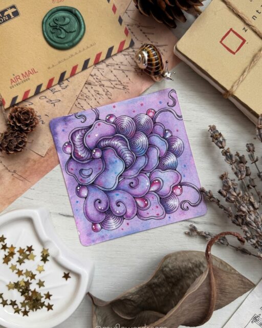 💜✨ A Dreamy Garden of Whimsical Patterns ✨💜
This beautiful artwork by @myflowerdream combines soft colors, playful organic shapes, and intricate linework to create a dreamy and enchanting composition. The clustered forms flow naturally across the piece, with rounded petals, curled details, spiral patterns, and delicate dots giving the design a wonderfully whimsical character. 🌸
The gentle blend of lavender, violet, pink, and touches of blue creates a soft and calming atmosphere, while the darker outlines and subtle highlights bring each individual shape to life. The surrounding vintage-inspired setting with handwritten letters, dried flowers, pinecones, and natural textures adds even more charm to the overall presentation. ✨
Why this artwork stands out:
1️⃣ Dreamy color palette — soft purples, pinks, and blues create a peaceful and magical mood
2️⃣ Whimsical shapes — organic petals, curls, and rounded forms give the artwork a playful personality
3️⃣ Intricate details — spirals, dots, textures, and fine linework make every section interesting
4️⃣ Beautiful depth — shading and bright highlights give the patterns a soft dimensional quality
5️⃣ Creative presentation — the vintage stationery and natural elements complement the artwork beautifully
Art by: @myflowerdream 🤍
#DoodleArt #PatternArt #FloralArt #ColorfulArt #DoodleArtClub #WhimsicalArt #HandDrawnArt #CreativePatterns #IllustrationArt #SketchbookArt #ArtInspiration #MindfulArt #DecorativeArt #MixedMediaArt #ArtCommunity