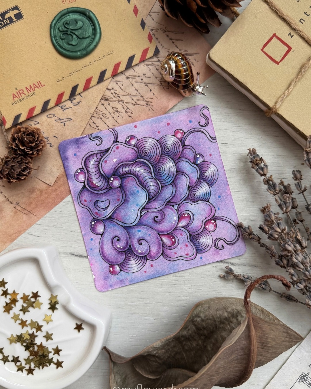 💜✨ A Dreamy Garden of Whimsical Patterns ✨💜
This beautiful artwork by @myflowerdream combines soft colors, playful organic shapes, and intricate linework to create a dreamy and enchanting composition. The clustered forms flow naturally across the piece, with rounded petals, curled details, spiral patterns, and delicate dots giving the design a wonderfully whimsical character. 🌸
The gentle blend of lavender, violet, pink, and touches of blue creates a soft and calming atmosphere, while the darker outlines and subtle highlights bring each individual shape to life. The surrounding vintage-inspired setting with handwritten letters, dried flowers, pinecones, and natural textures adds even more charm to the overall presentation. ✨
Why this artwork stands out:
1️⃣ Dreamy color palette — soft purples, pinks, and blues create a peaceful and magical mood
2️⃣ Whimsical shapes — organic petals, curls, and rounded forms give the artwork a playful personality
3️⃣ Intricate details — spirals, dots, textures, and fine linework make every section interesting
4️⃣ Beautiful depth — shading and bright highlights give the patterns a soft dimensional quality
5️⃣ Creative presentation — the vintage stationery and natural elements complement the artwork beautifully
Art by: @myflowerdream 🤍
#DoodleArt #PatternArt #FloralArt #ColorfulArt #DoodleArtClub #WhimsicalArt #HandDrawnArt #CreativePatterns #IllustrationArt #SketchbookArt #ArtInspiration #MindfulArt #DecorativeArt #MixedMediaArt #ArtCommunity